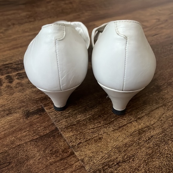 Sassy Vintage Palizzio Ivory Heel Pump - Picture 9 of 10